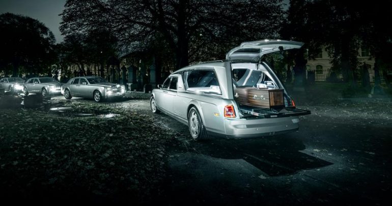 بالفيديو: سيارة رولز رويس لنقل الموتى وتقديم خدمات الجنازة